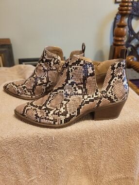 Time and Tru Snake-Print Cutout Ankle Boots in Beige and Black Size 8